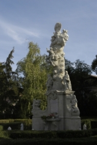 Komrom - A Szenthromsg szobra